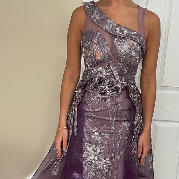 Absolutely gorgeous breathtaking evening embellished gown! - Picture 2 of 12